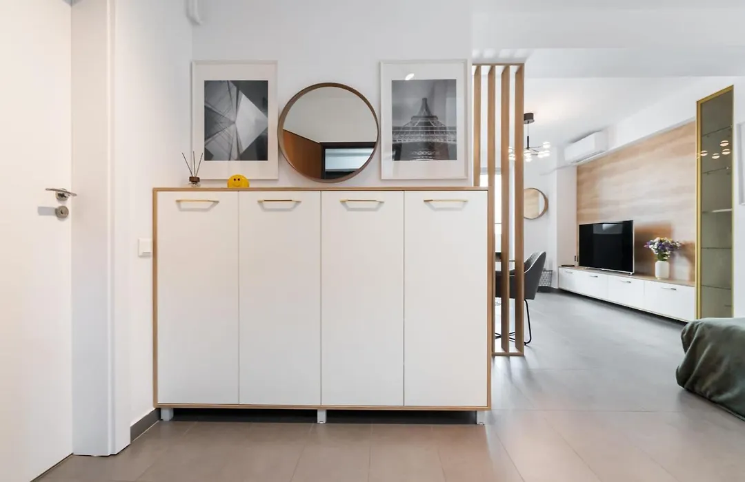 Central Apartment Near Old Town-1