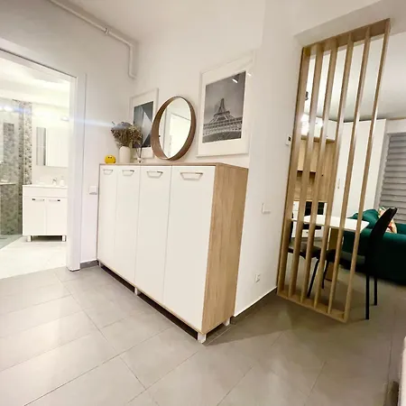 Central Apartment Near Old Town-3